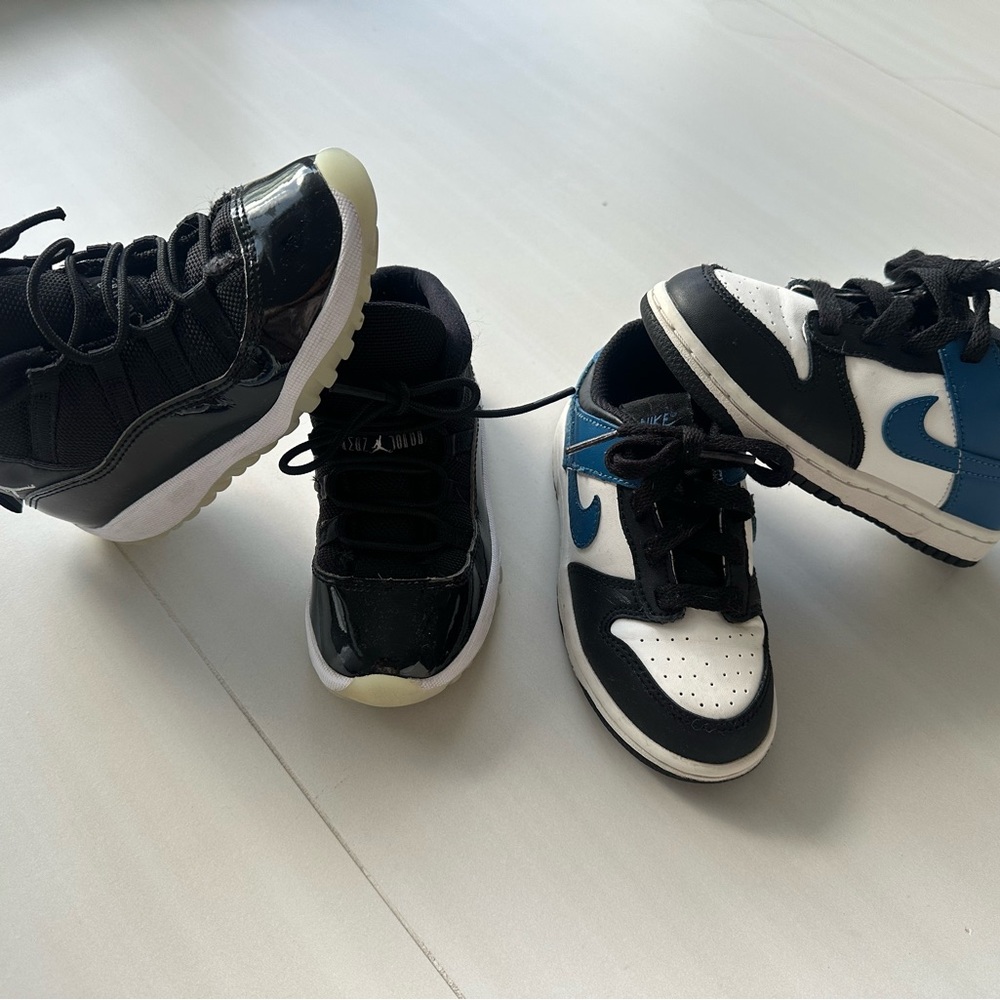 Nike Kids Black and White Sneakers with Blue Accents